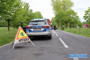 Znak z napisem wypadek, radiowóz,