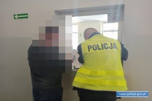 Nietrzeźwy kierujący z policjantem w czasie badania alkomatem