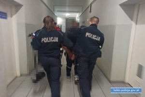 Policjanci prowadzą poszukiwanego