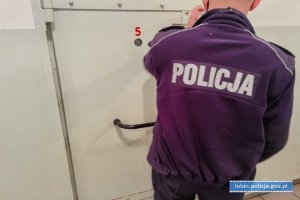 Policjant zamyka drzwi do policyjnej celi