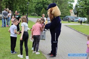 Komisarz Lew rozdaje cukierki dzieciom