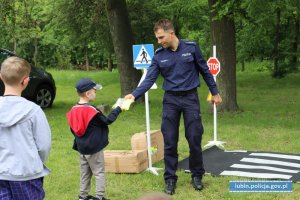 Policjant rozdaje dzieciom odblaski