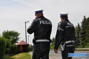 Policjanci mierzą prędkość