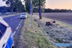 Nie popatrzył w lusterka i najechał na wyprzedzającego go motocyklistę. Policjanci apelują o zachowanie ostrożności na drodze