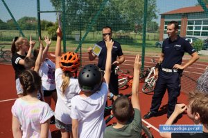 ROZMOWY O BEZPIECZNYCH WAKACJACH I EGZAMIN NA KARTĘ ROWEROWĄ POD OKIEM POLICJANTÓW Z LUBINA.