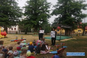 POLICJANTKI Z KOMISARIATU POLICJI W RUDNEJ NA SPOTKANIU PROFILAKTYCZNYM Z DZIEĆMI Z PRZEDSZKOLA W CHOBIENI