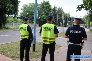 POLICJANCI Z LUBINA WRAZ ZE STRAŻĄ OCHRONY KOLEI I PRZEDSTAWICIELAMI PKP POLSKIE LINIE KOLEJOWE S.A. PRZEPROWADZILI AKCJĘ PROFILAKTYCZNĄ „BEZPIECZNY PIĄTEK – SZLABAN NA RYZYKO”