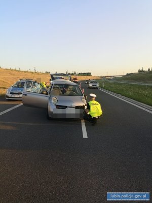 Policjant ruchu drogowego dokonuje oględzin pojazdu