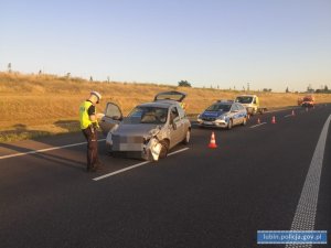 Policjant ruchu drogowego na miejscu zdarzenia drogowego