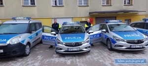 Policjanci ruchu drogowego stoją przy radiowozie