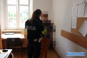 Policjantka zakłada kajdanki na ręce kobiety