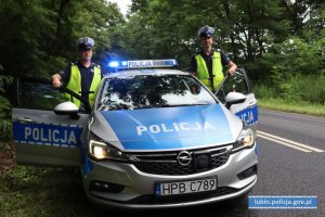 Policjanci ruchu drogowego przy radiowozie