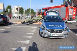 Miejsce zdarzenia drogowego. Na miejscu leżący motocykl, radiowóz