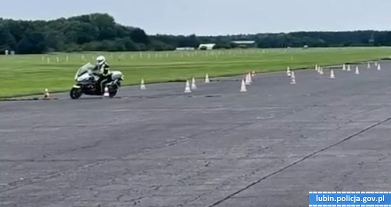 Lubińscy policjanci doskonalą technikę jazdy motocyklem na torze w Bednarach