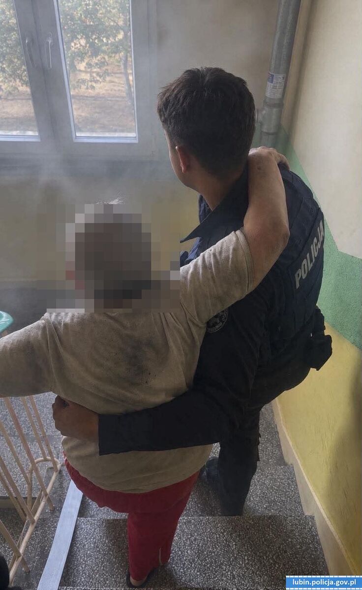 Policjanci z Lubina uratowali kobietę z zadymionego mieszkania
